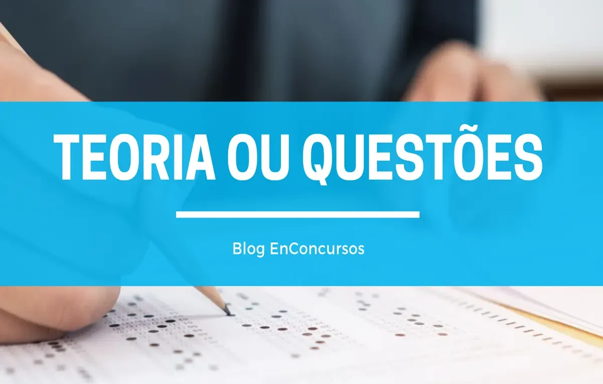 imagem com mão de estudante preenchendo gabarito de prova com texto sobre Teoria ou questões