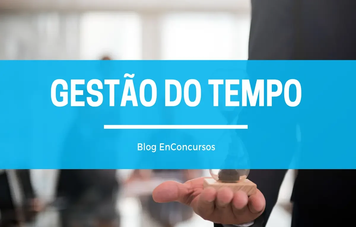 imagem de homem de terno segurando uma ampulheta nas mãos com texto sobre Gestão do Tempo