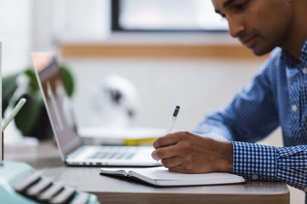 Homem estudando e aprendendo como estudar Informática para Concursos!